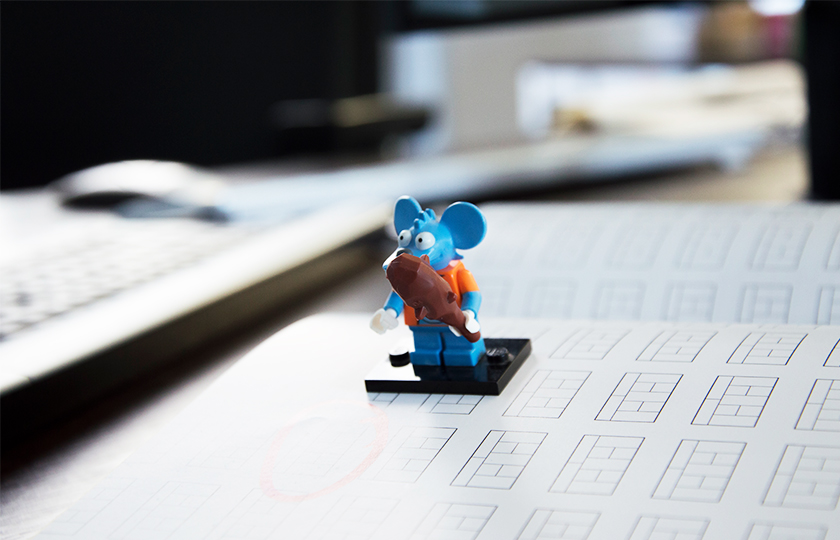 Eine Maus-Lego Figur.