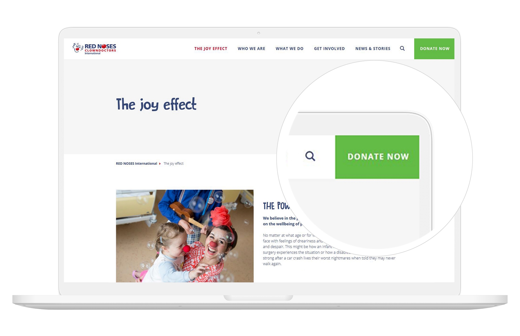 Die Website der Roten Nasen auf einem Laptop mit vergrößerten Spenden Button.