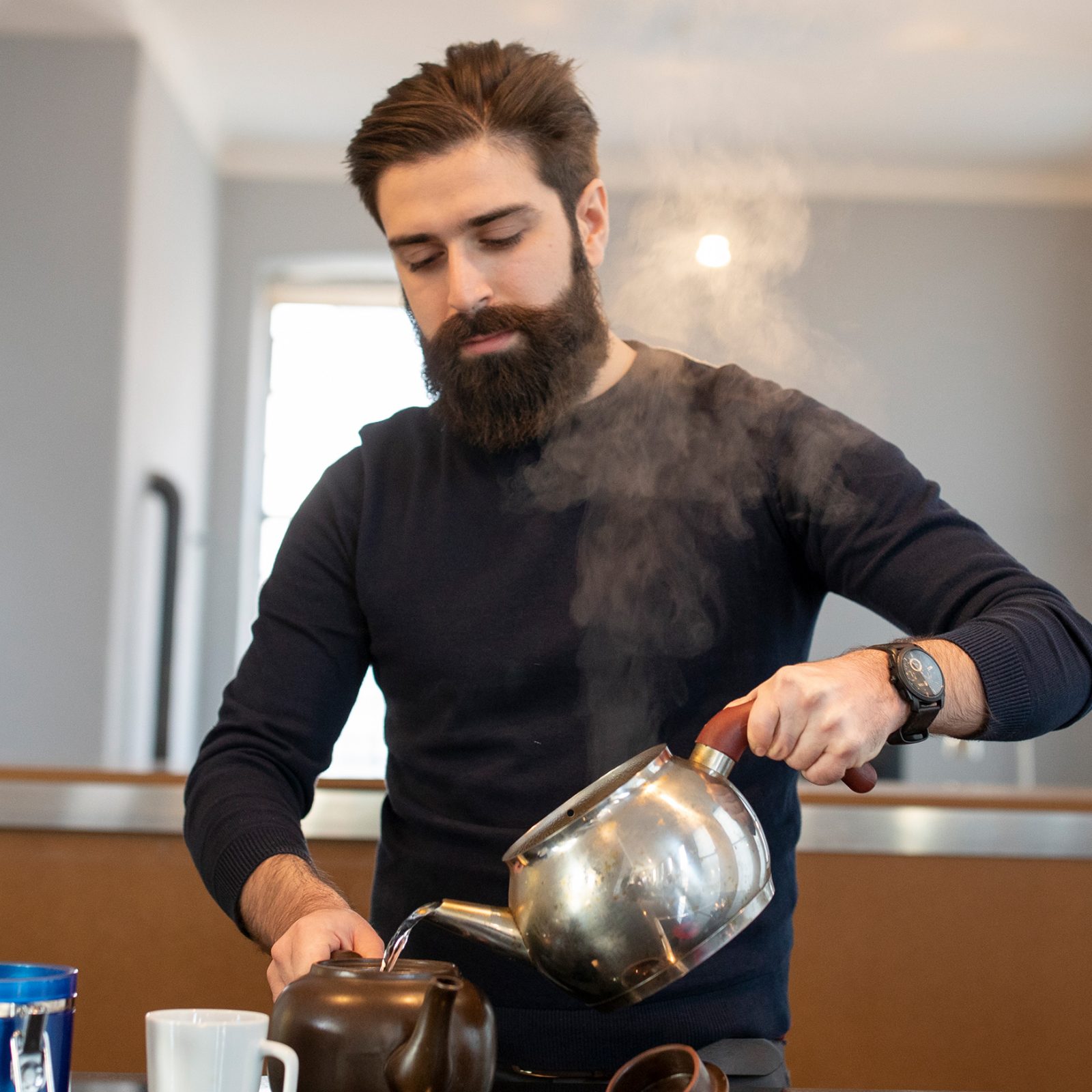 Ein Portrait von FONDA Mitarbeiter Sina Jonas beim Wasserkochen