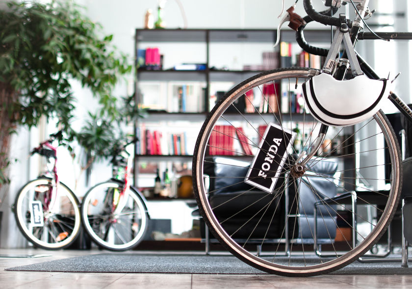 Zu sehen ist ein Fahrrad mit dem Fonda Logo in den Speichen.