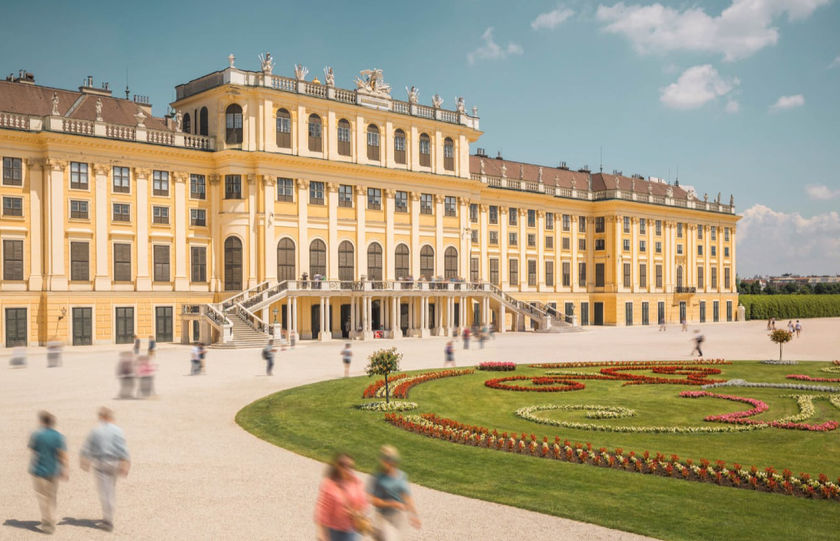 Hier sieht man eine Ansicht des Schlossschönbrunn.