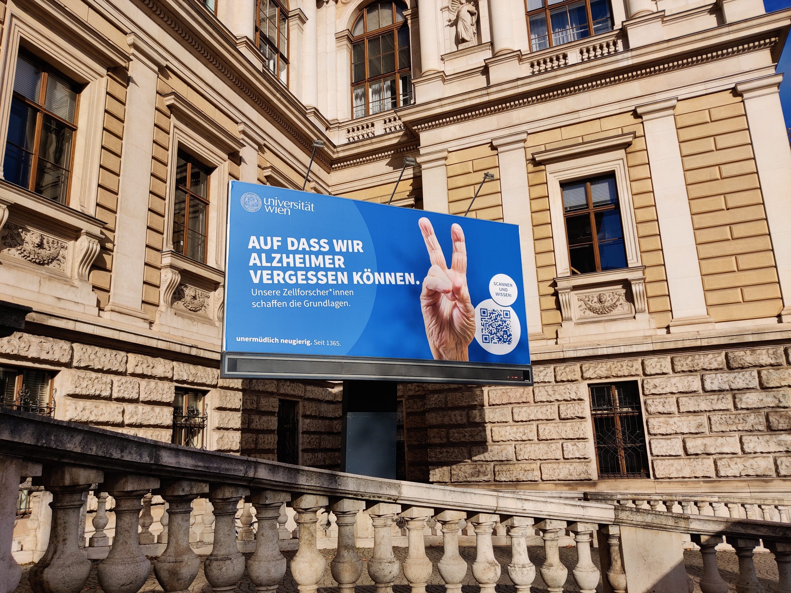 Billboard der Universität Wien mit dem Slogan 