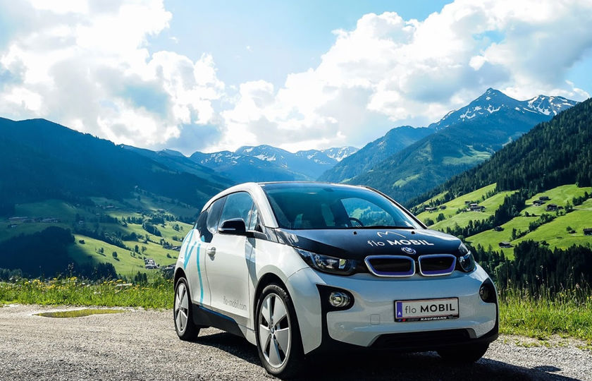 Ein Elektroauto mit dem floMobil Logo auf der Motorhaube.