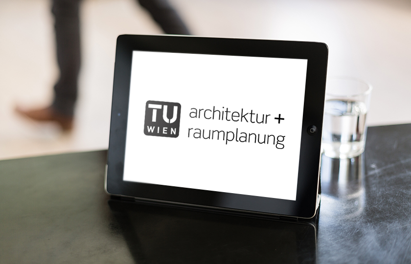 Hier sieht man ein Tablet mit dem TU Wien Logo für Architektur und Raumplanung darauf.