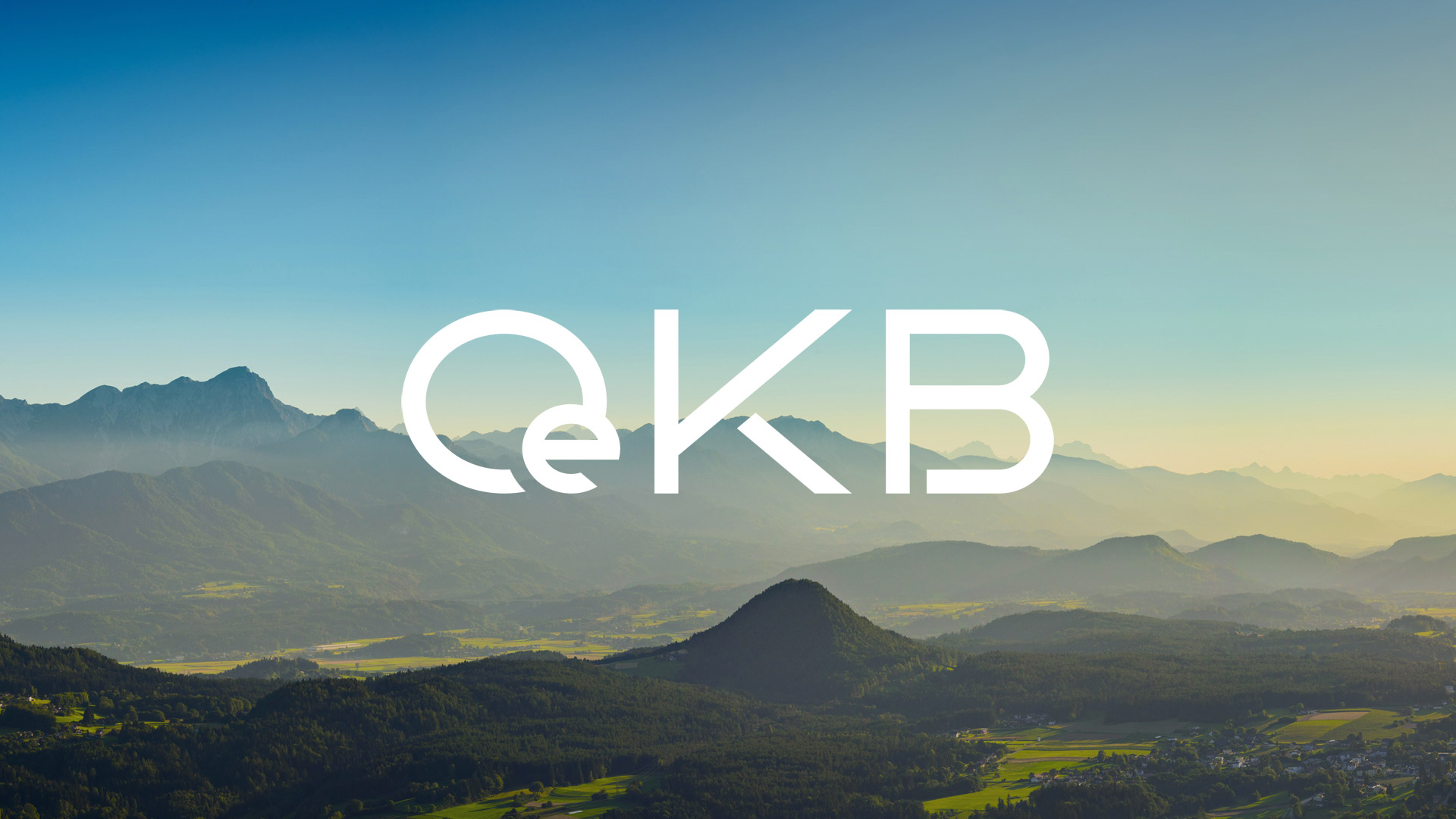 OeKB Logo vor sonniger Berglandschaft