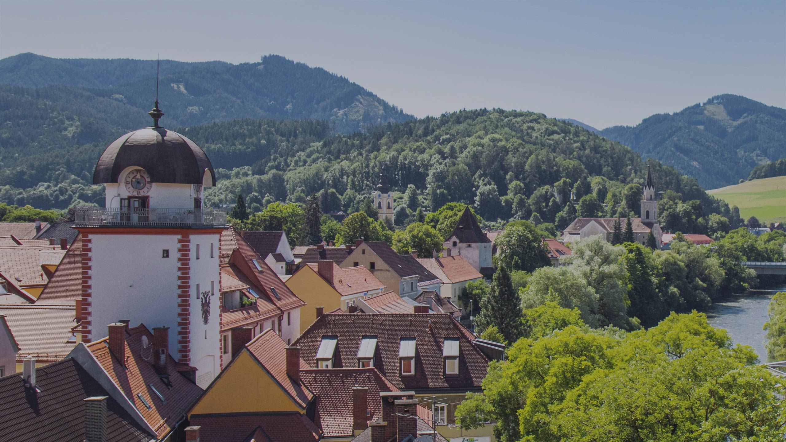 Die Stadt Leoben mit Bergen im Hintergrund