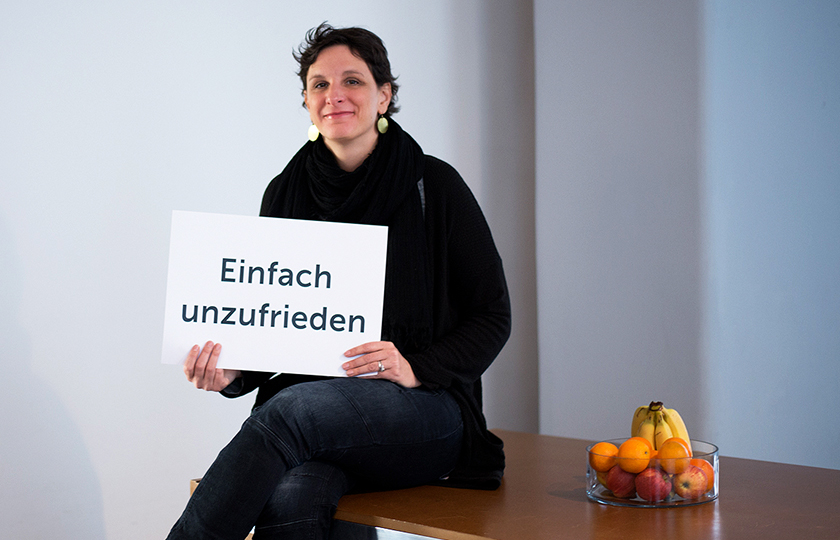 Anna Watson mit einem Schild auf dem 