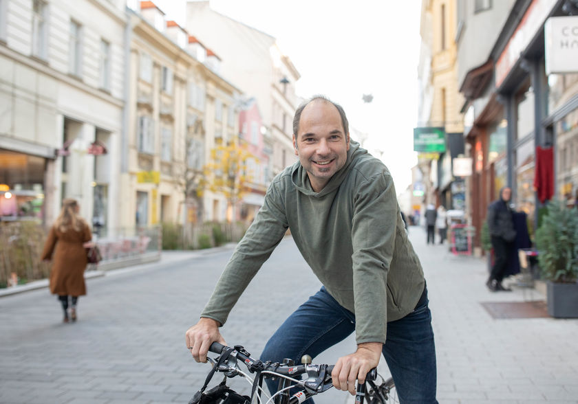 Geschäftsführer Hans Auer auf einem Fahrrad