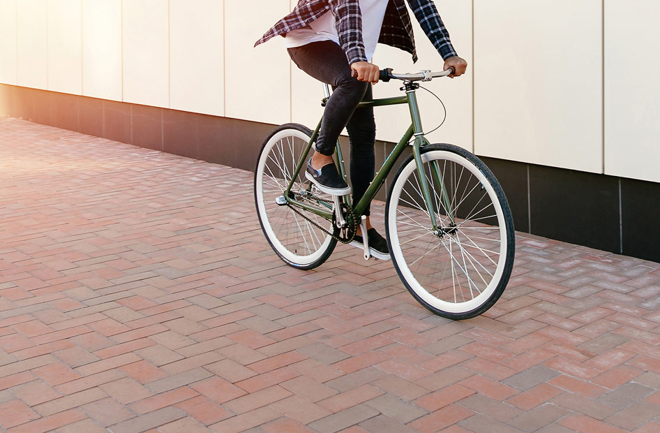 Mann der auf Fahrrad fährt