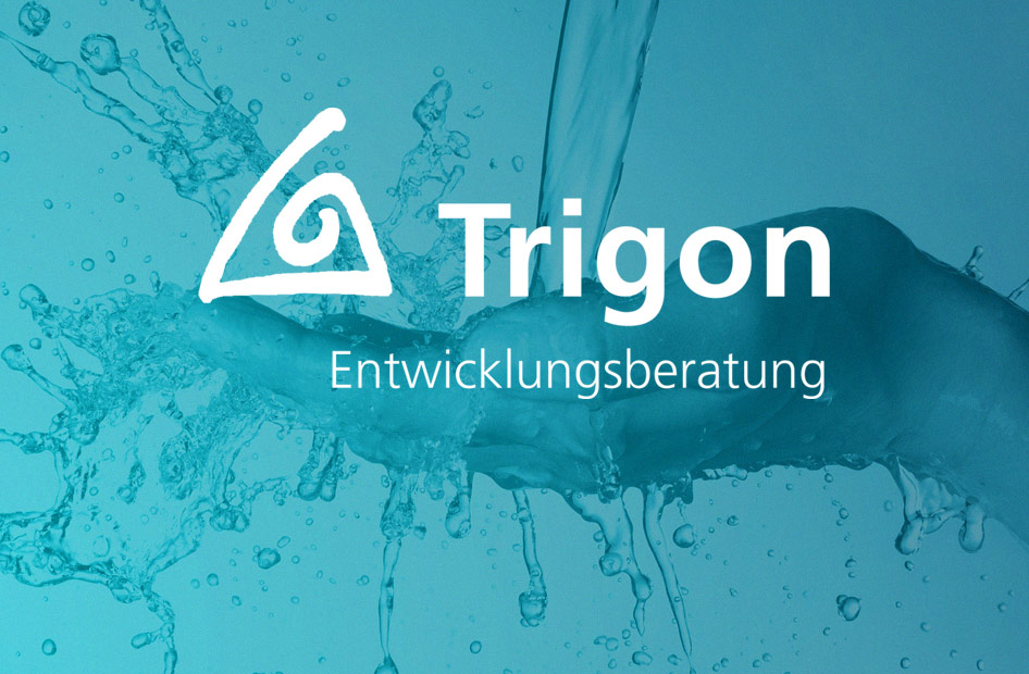 Trigon Logo vor einer Hand die Wasser auffängt