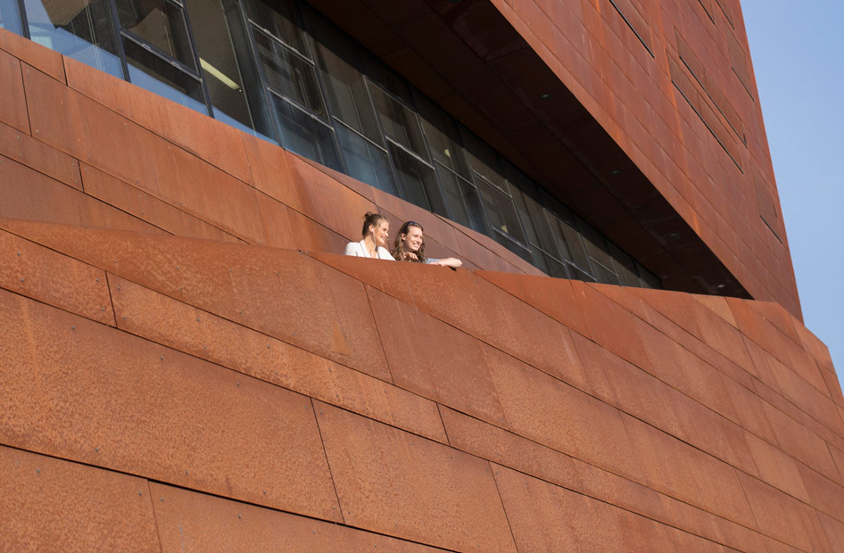 Zwei Studentinnen schauen von der WU Wien
