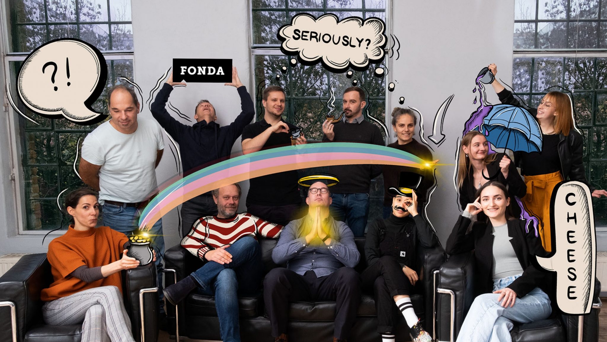 Ein Gruppenfoto des FONDA UX-Teams mit bunten Zeichnungen