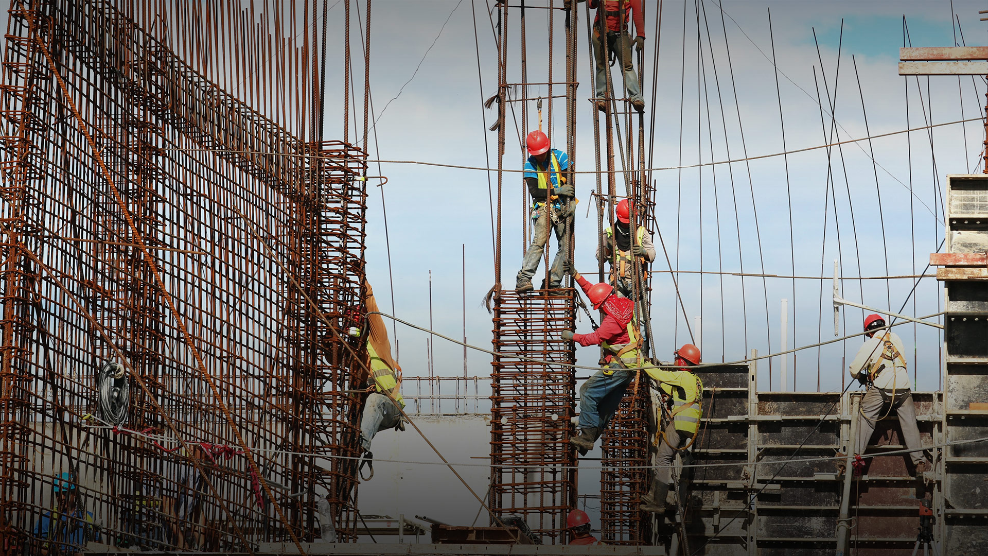 Bauarbeiter:innen, die auf einer Baustelle arbeiten.