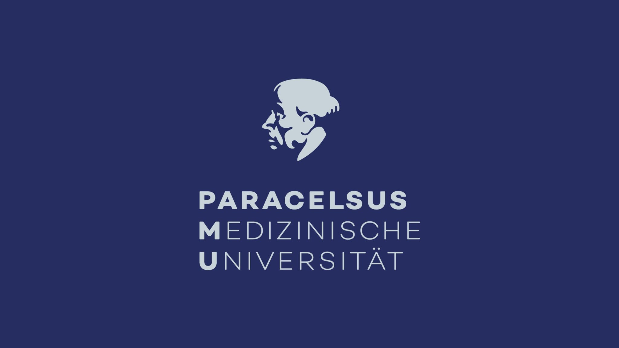 Das Logo der Paracelsus Medizinischen Universität auf blauem Hintergrund