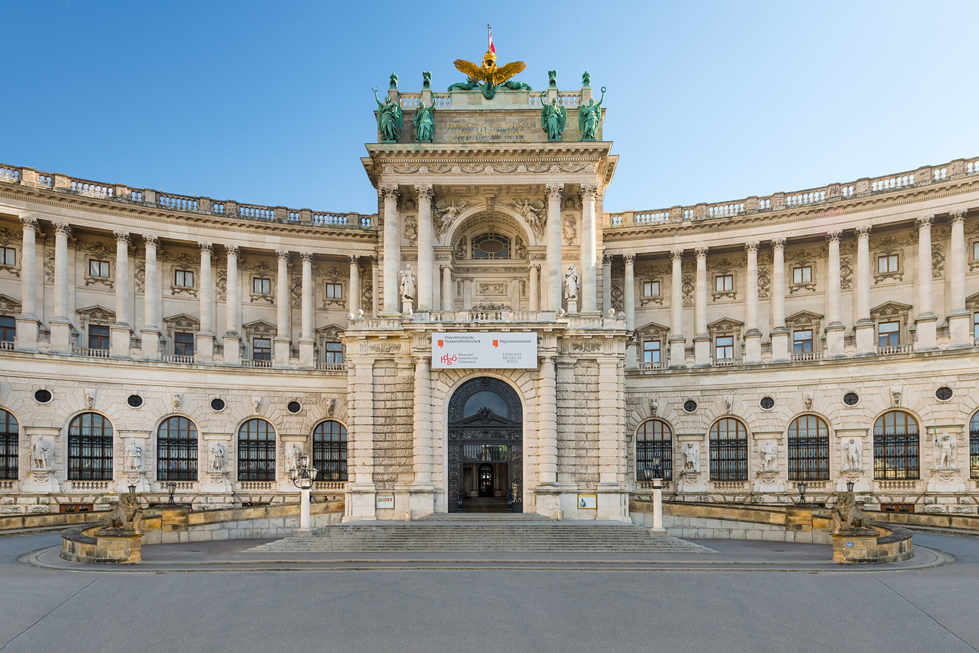 Das Gebäude der Österreichischen Nationalbibliothek fotografier am Heldenplatz