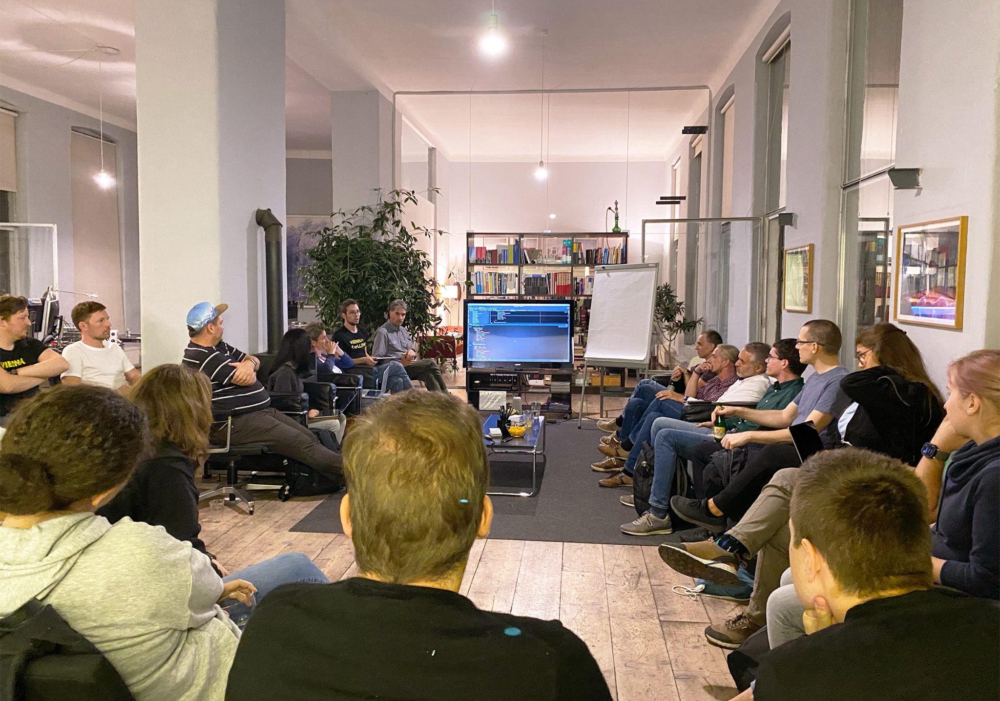 Die TYPO3 Usergroup Austria lauscht einer Präsentation im Büro von FONDA.