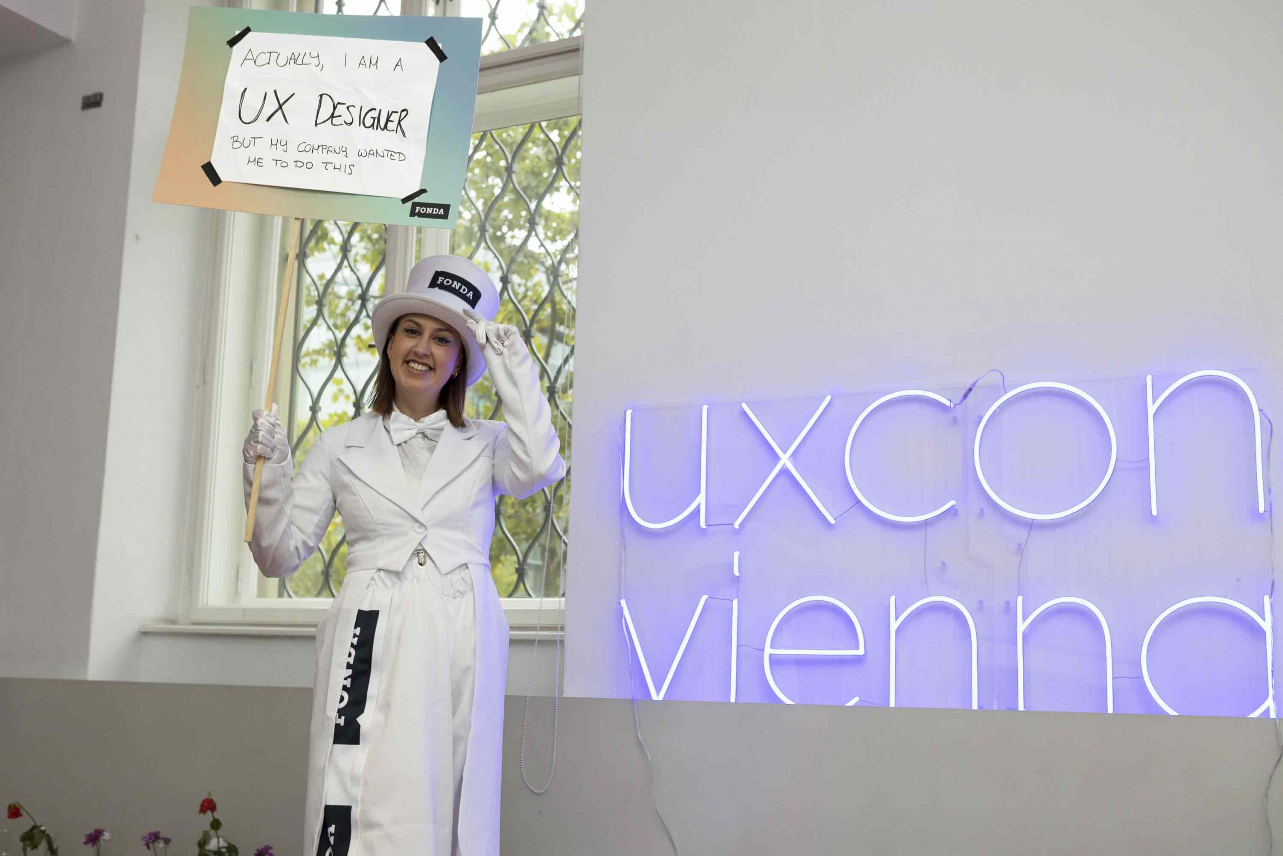 FONDA Stelzenläuferin mit einem Schild, auf dem steht 